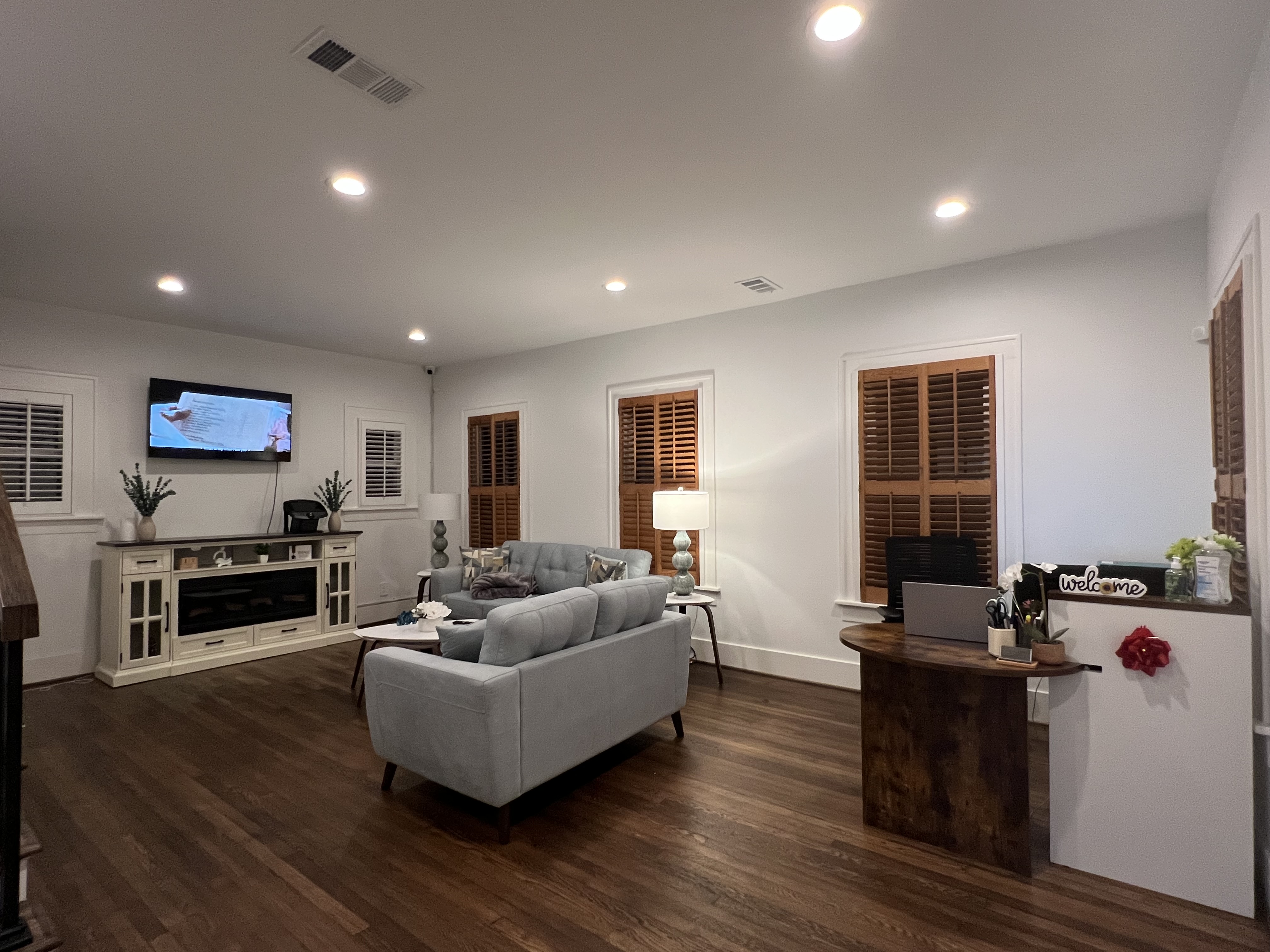 Living room with 7 windows