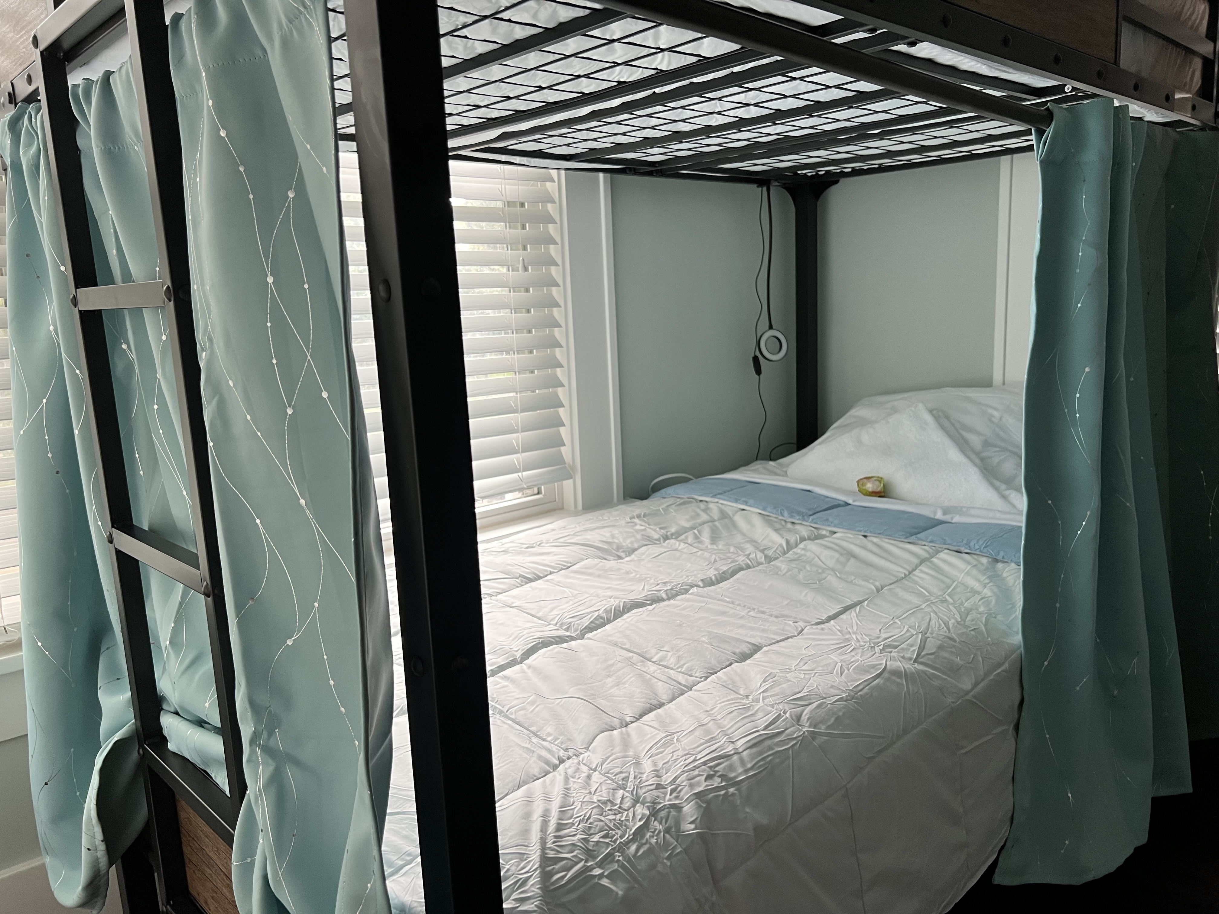 Mixed dorm 4-bed detail